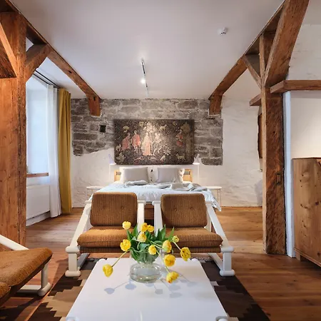 Апартаменты Historic With Private Garden In Old Town