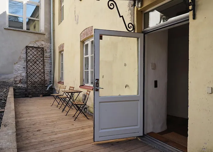 Historic With Private Garden In Old Town *